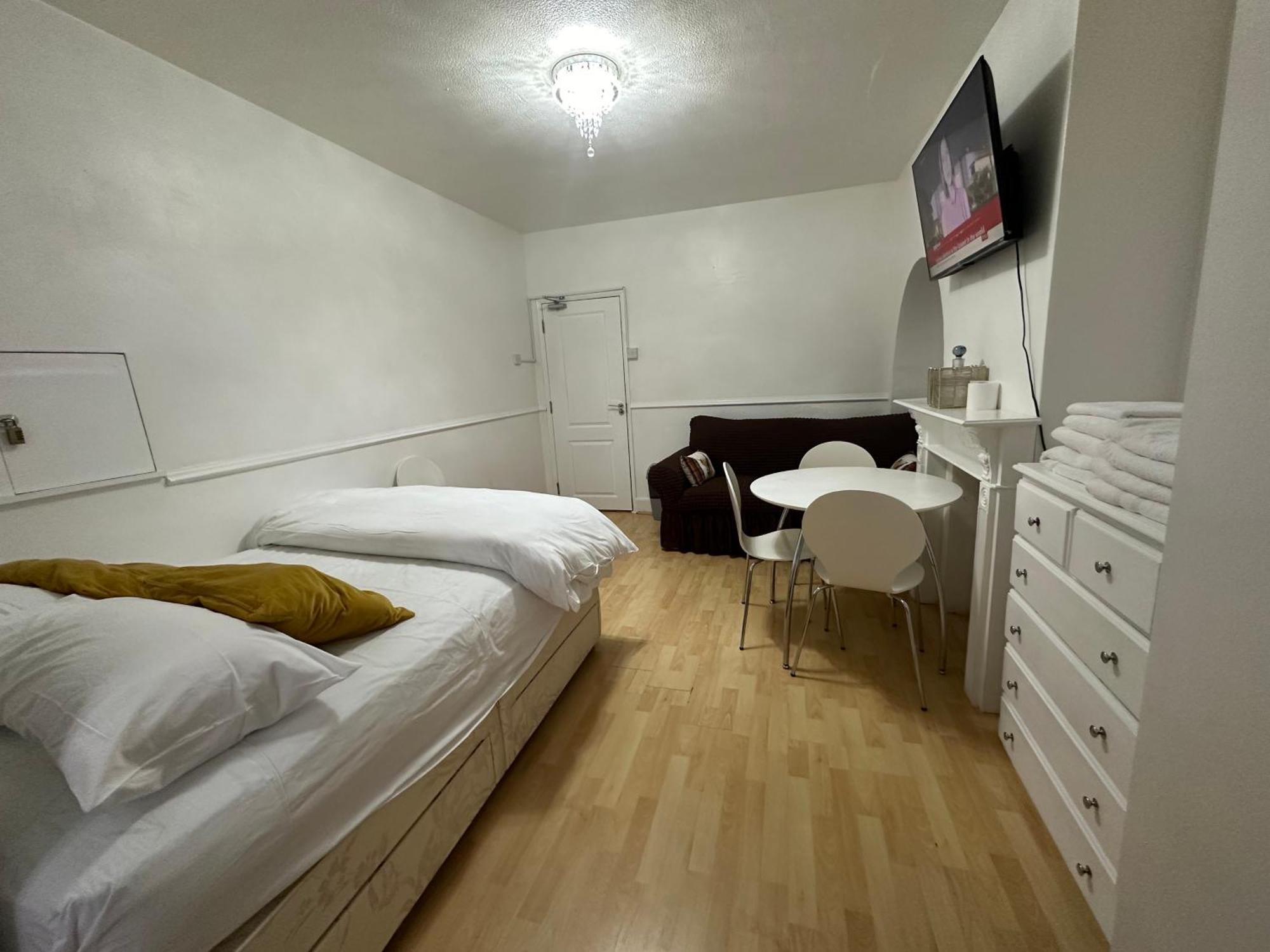 3Rd Studio Flat With Private Toilet And Bathroom Setup For Family Enjoyment 134 Keedonwood Road Bromley Exterior foto