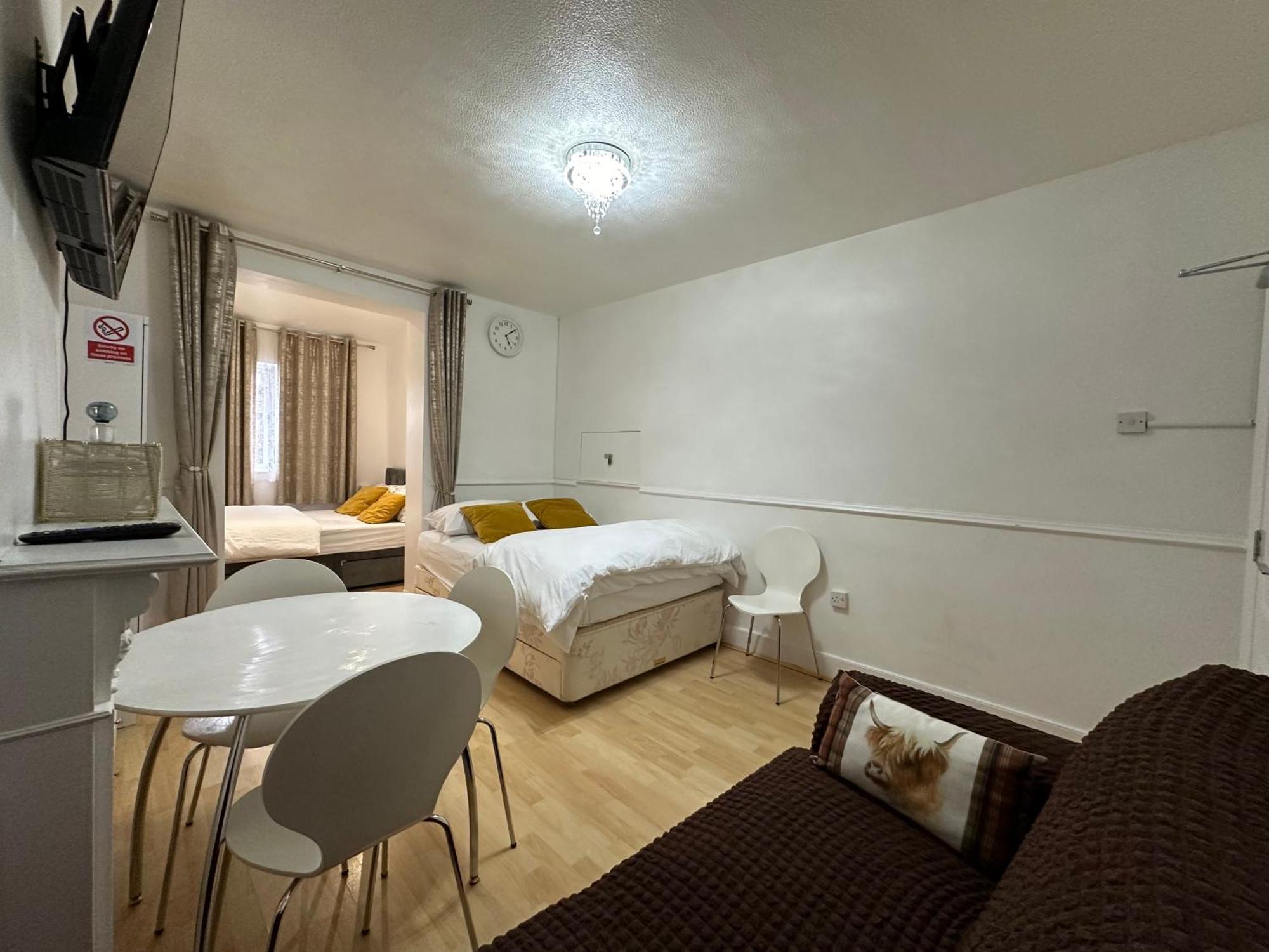 3Rd Studio Flat With Private Toilet And Bathroom Setup For Family Enjoyment 134 Keedonwood Road Bromley Exterior foto