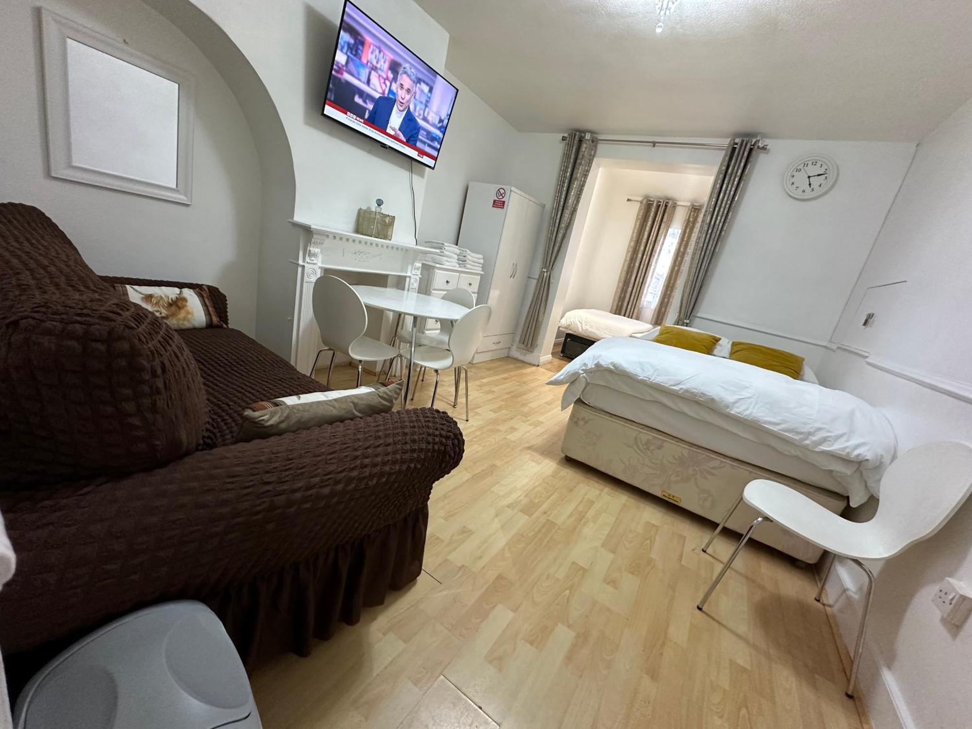 3Rd Studio Flat With Private Toilet And Bathroom Setup For Family Enjoyment 134 Keedonwood Road Bromley Exterior foto