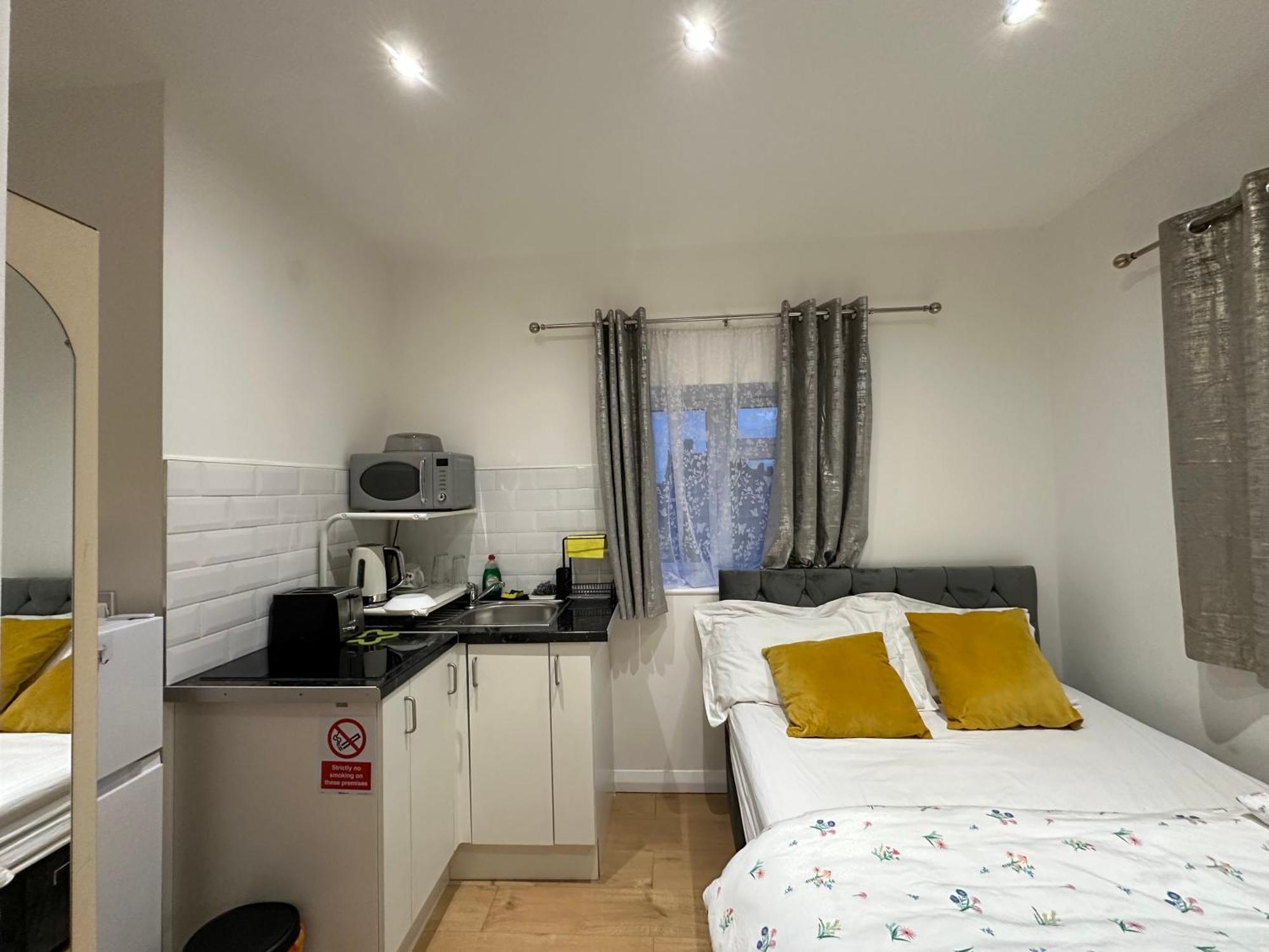 3Rd Studio Flat With Private Toilet And Bathroom Setup For Family Enjoyment 134 Keedonwood Road Bromley Exterior foto